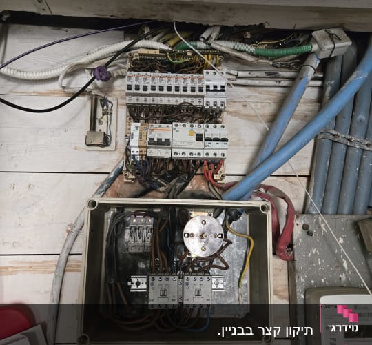 לוח חשמל עם חוטים ומפסקים